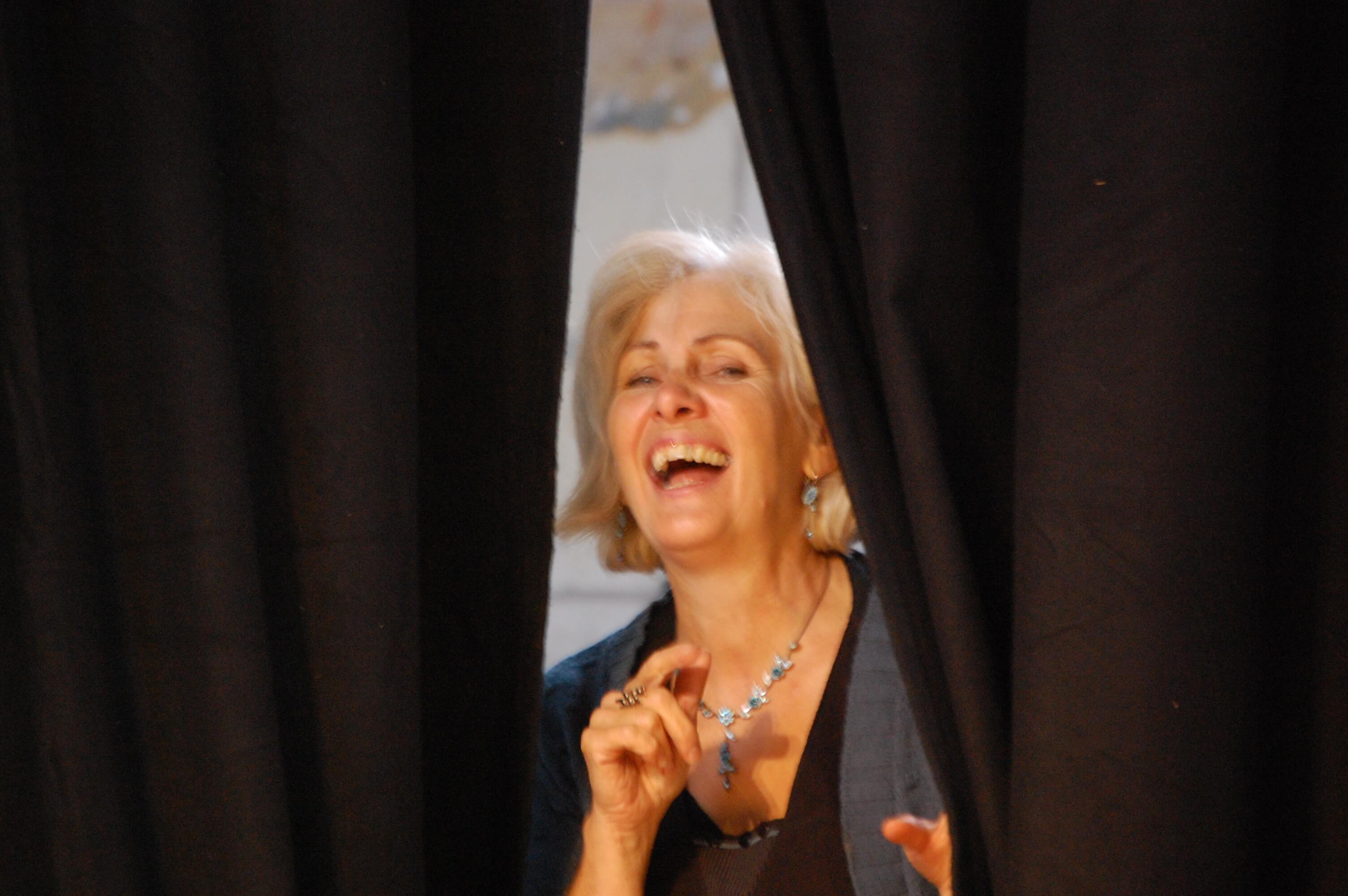 rideau entrouvert découvrant un rire